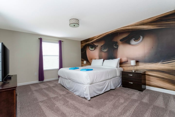 Rapunzel 's Castle  Master King Bed Suite