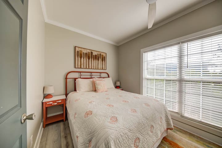 Tercer dormitorio con cama tamaño queen.