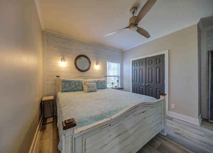 Dormitorio principal con una cama tamaño king.
