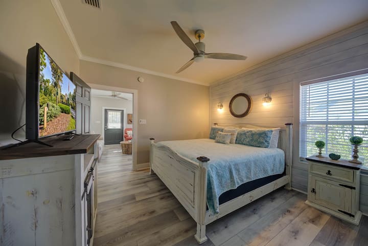 Dormitorio principal sereno con cama tamaño king.