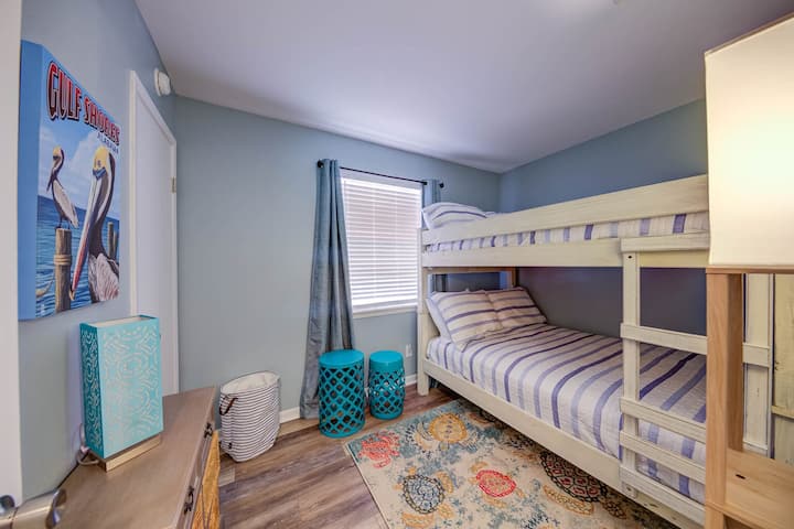 Segundo dormitorio con una litera con camas dobles.