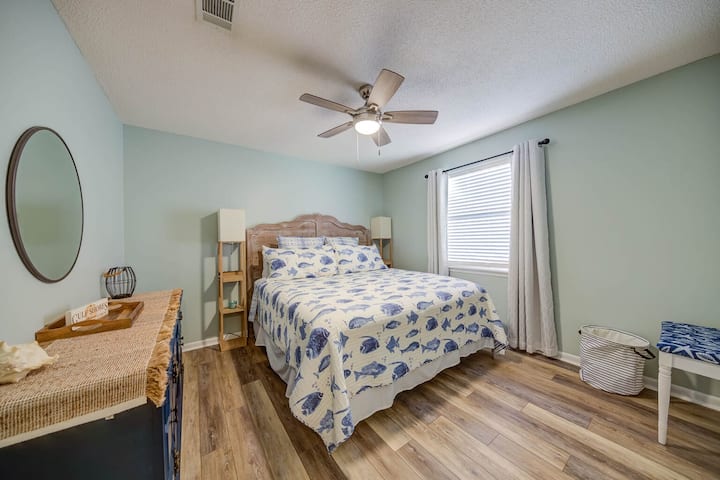 Dormitorio principal bellamente decorado con cama tamaño king.