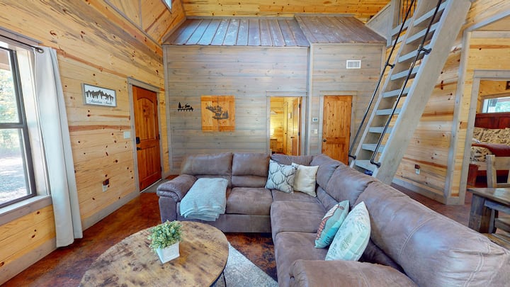 2+ Bed Cabin, Slps 8, Hot Tub, Walking Distance - Broken Bow, OK
