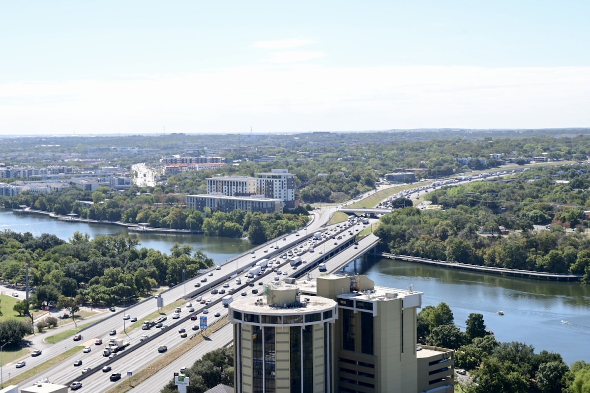 Luxury 1BR +Views+Rooftop Pool +Walk To Rainey St.