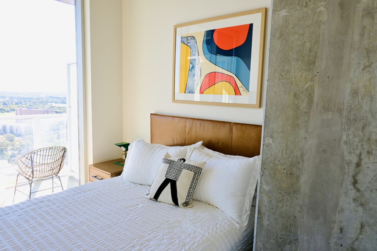 Luxury 1BR +Views+Rooftop Pool +Walk To Rainey St.