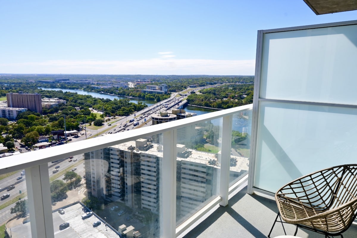 Luxury 1BR +Views+Rooftop Pool +Walk To Rainey St.