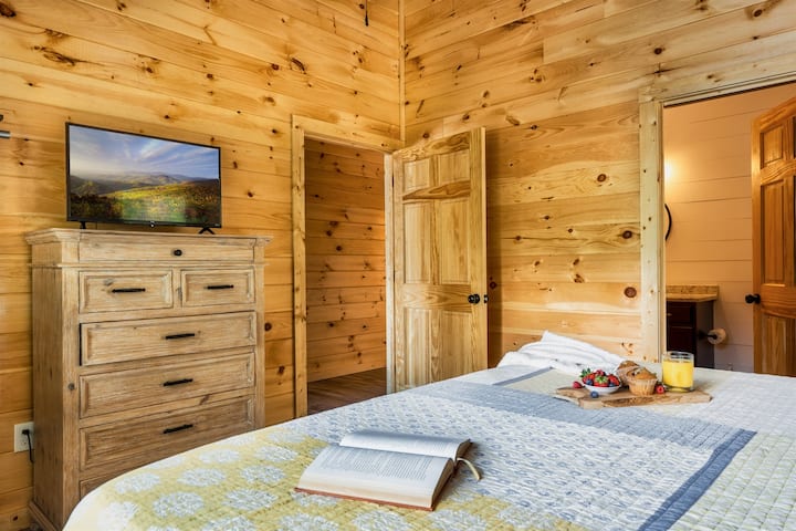 توفر غرفة النوم التي تضم سرير كينج في الطابق الرئيسي ملاذًا هادئًا، مكتملًا بتلفزيون LED ذكي وحمام داخلي.