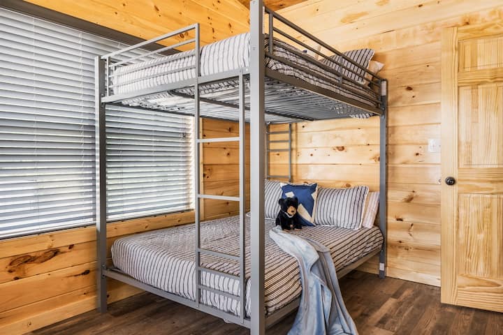 تعتبر الغرفة ذات الطابقين في الطابق العلوي ملاذًا مثاليًا للأطفال والضيوف، وتتميز بحمام داخلي لمزيد من الراحة.