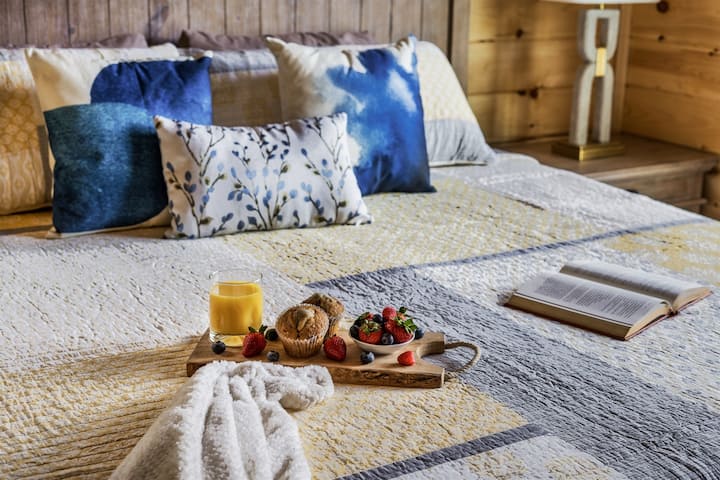 اكتشف الهدوء في أول غرفة نوم تضم سرير كينج في الطابق العلوي، ومجهزة بعناية بتلفزيون LED ذكي وحمام داخلي.