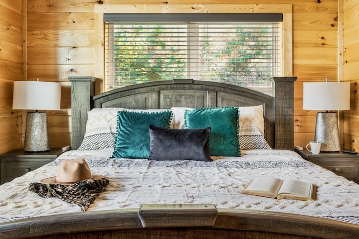 يمكنك العودة إلى غرفة النوم الثانية في الطابق العلوي، والمجهزة بتلفزيون LED ذكي وحمام داخلي حديث.