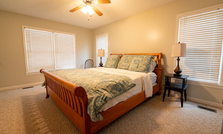 Dormitorio principal con cama tamaño king