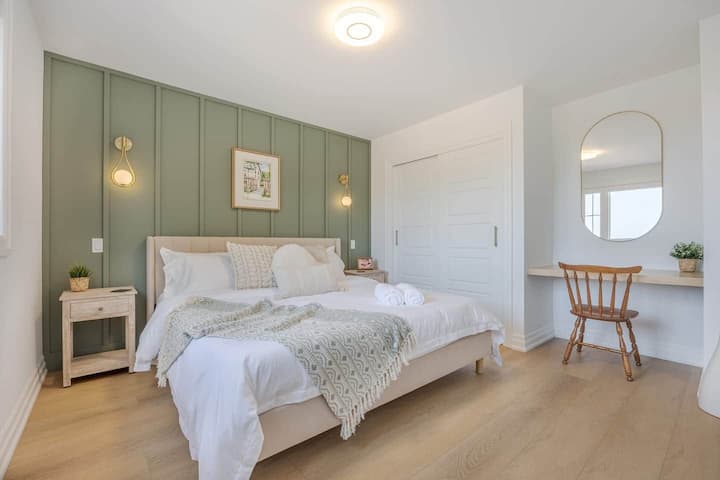 Welcome to the primary bedroom!