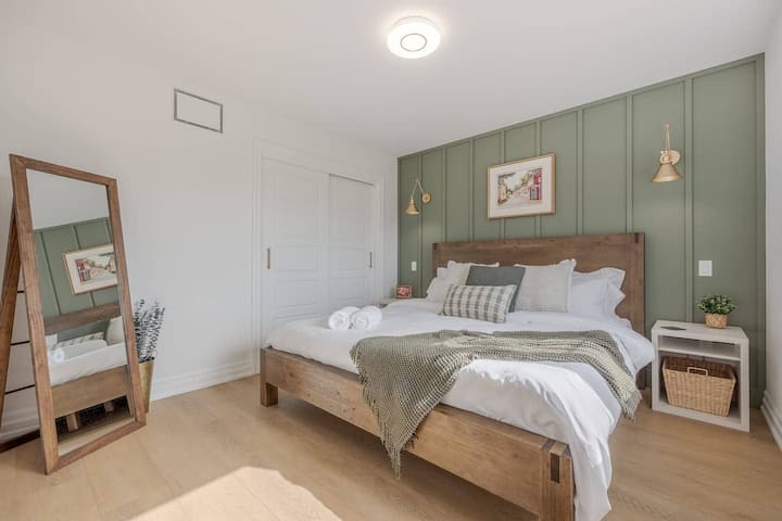 This is the second bedroom. Both bedrooms have king sized beds, and hotel style independently controlled wall sconces. 