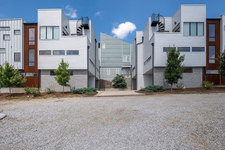 ~ Music City Views ~ Sleeps 24! 2 Homes! gallery image 5