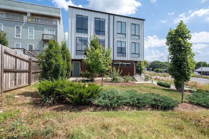 ~ Music City Views ~ Sleeps 24! 2 Homes! gallery image 2