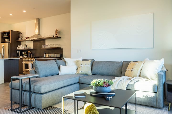 Спален диван с двойно легло осигурява място за допълнителни гости