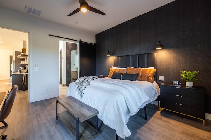 Основна спалня на долния етаж, с двойно легло king size, самостоятелна баня, телевизор с плосък екран, бюро и достъп до вътрешен двор