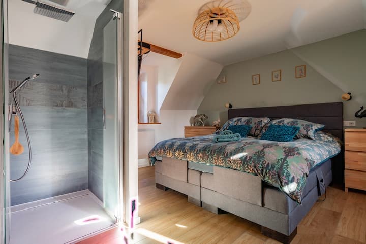 Rodičovská izba s vlastnou kúpeľňou: Objavte luxus našej hlavnej spálne s vlastnou kúpeľňou s moderným sprchovacím kútom a rohovou vaňou pre chvíle dokonalého oddychu.