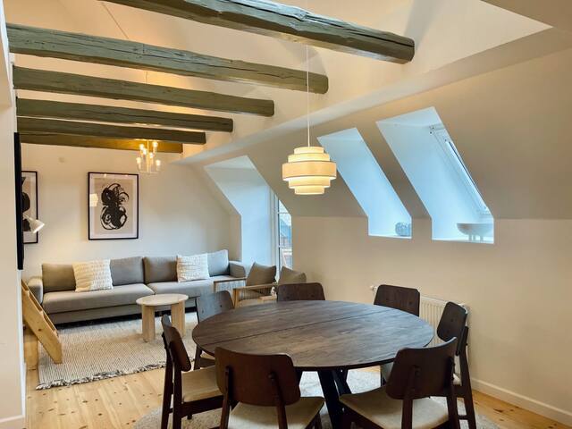 Cozy Duplex Apartment w/Jacuzzi and Balcony gallery image 3