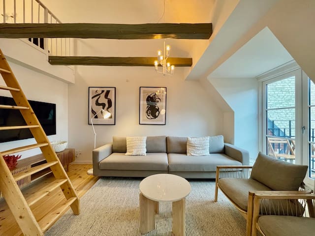 Cozy Duplex Apartment w/Jacuzzi and Balcony