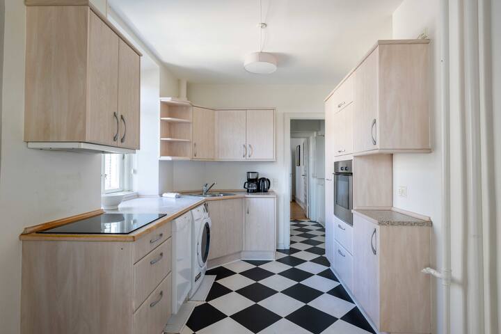 Spacious 3BR Apartment for 7 in Peaceful Area gallery image 4