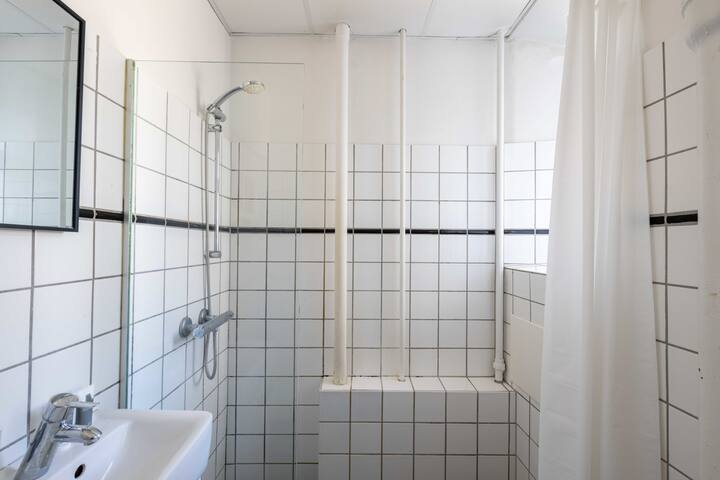 Spacious 3BR Apartment for 7 in Peaceful Area gallery image 5