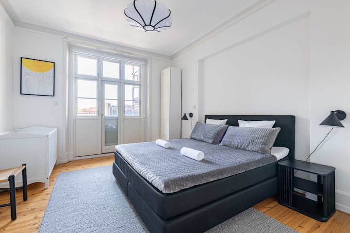 La spaziosa camera da letto matrimoniale, dotata di letto queen-size, assicura un rifugio confortevole.