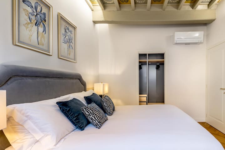 Central apartment near Santa Croce. Via Giraldi gallery image 4