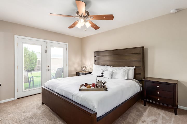 غرفة نوم أساسية بسرير بحجم كينج وتلفزيون بشاشة مسطحة وحمام داخلي.