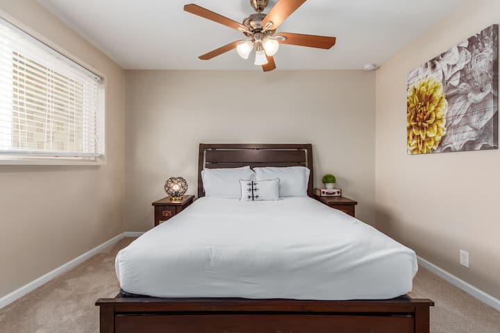 غرفة نوم ثالثة بسرير ملكي