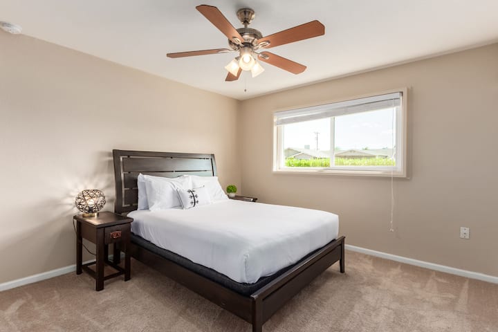 غرفة نوم ثانية بسرير ملكي