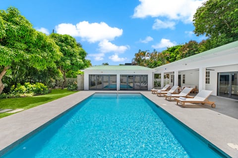 Moonflower Villa: Luxe 3-bed Oasis on West Coast
