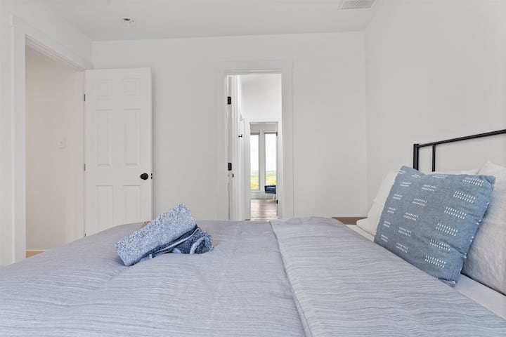 ¡Suite queen de ensueño! Relájate en estilo con un lujoso colchón queen con enormes ventanas (cortinas opacas).