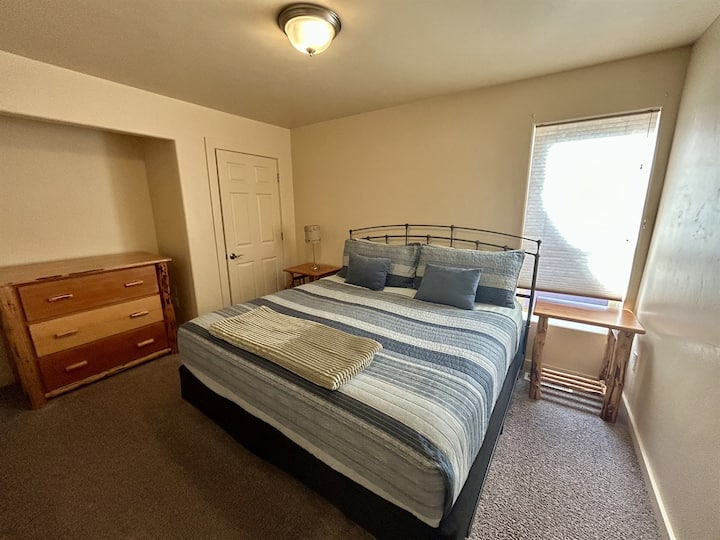 Habitación de invitados en la planta superior con cama tamaño king