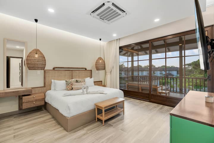 Hlavná spálňa, manželská posteľ King, vlastná kúpeľňa, prístup na balkón 