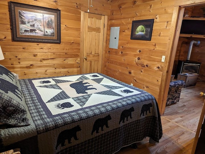 Primer dormitorio equipado con una cama tamaño queen con capacidad para dos personas. ¡Se encuentra en la planta baja para un fácil acceso a la sala de estar y la cocina!