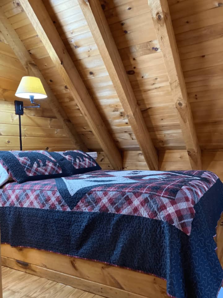 Cama de matrimonio ubicada en un loft.

Incluido para tu comodidad: todas las sábanas y toallas incluidas: cada juego incluye una sábana bajera, una sábana plana, una manta, una funda de almohada, una almohada, una toalla de baño, una toalla de mano y un paño.