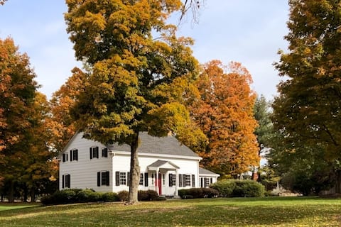 Private retreat on 12 acres w hot tub and bbq