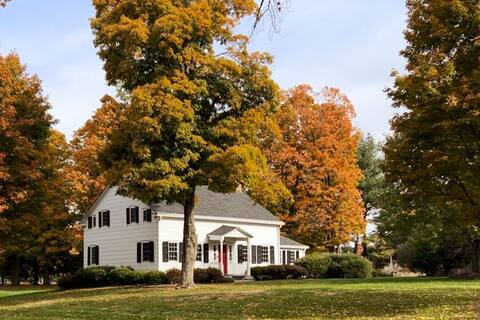 Private retreat on 12 acres w hot tub/pool & BBQ