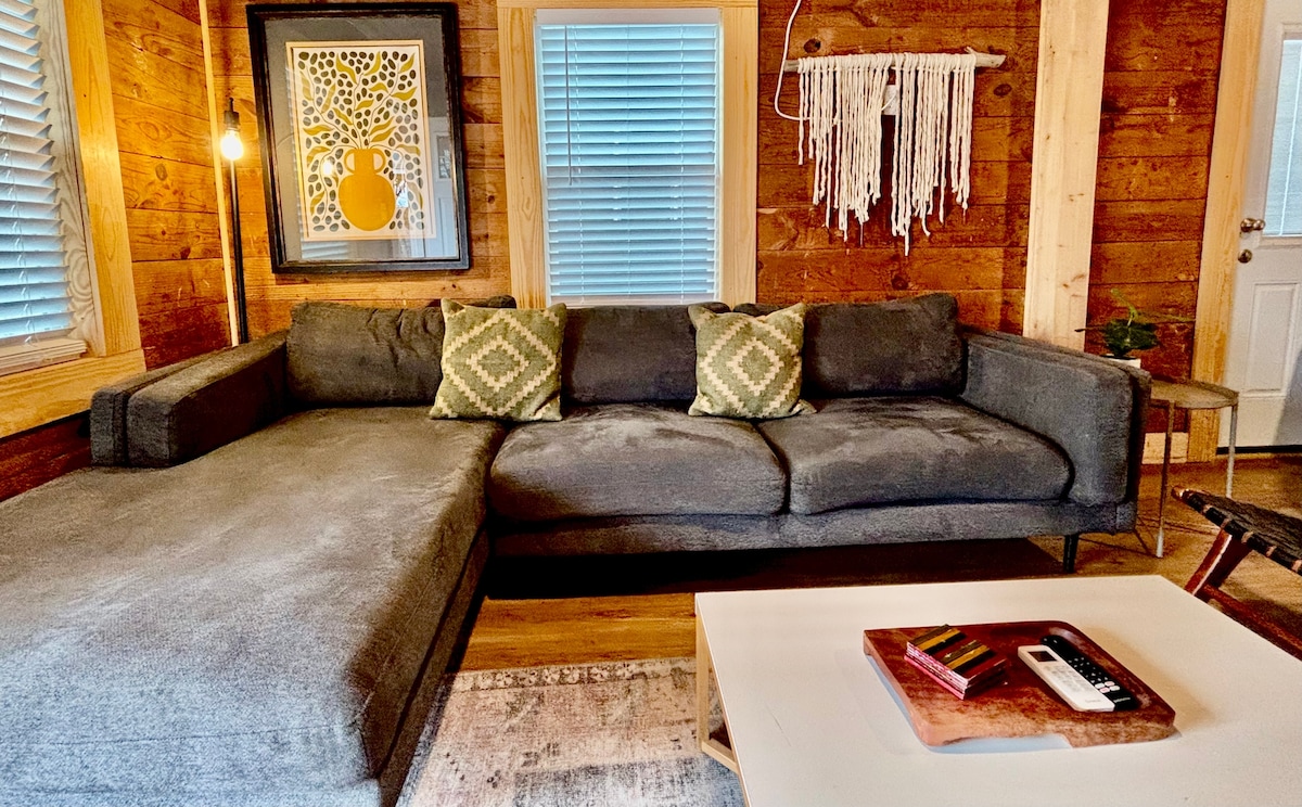 Pink Bungalow | Ideal Location | East Austin Stay