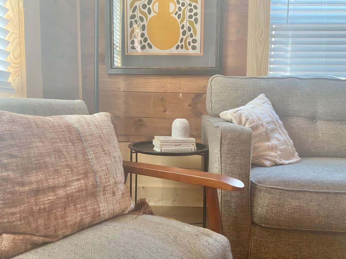 Pink Bungalow | Ideal Location | East Austin Stay