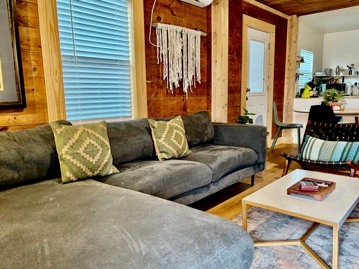 Pink Bungalow | Ideal Location | East Austin Stay