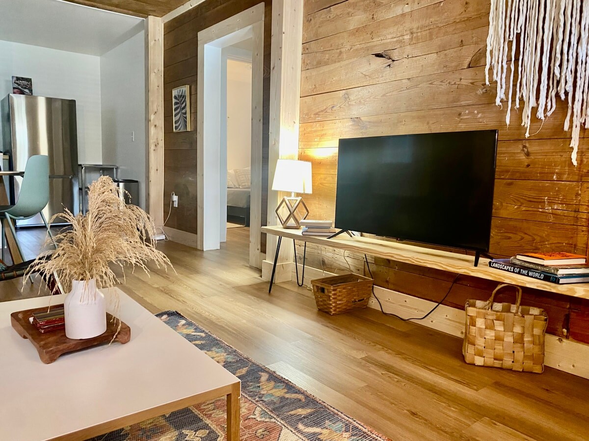 Pink Bungalow | Ideal Location | East Austin Stay