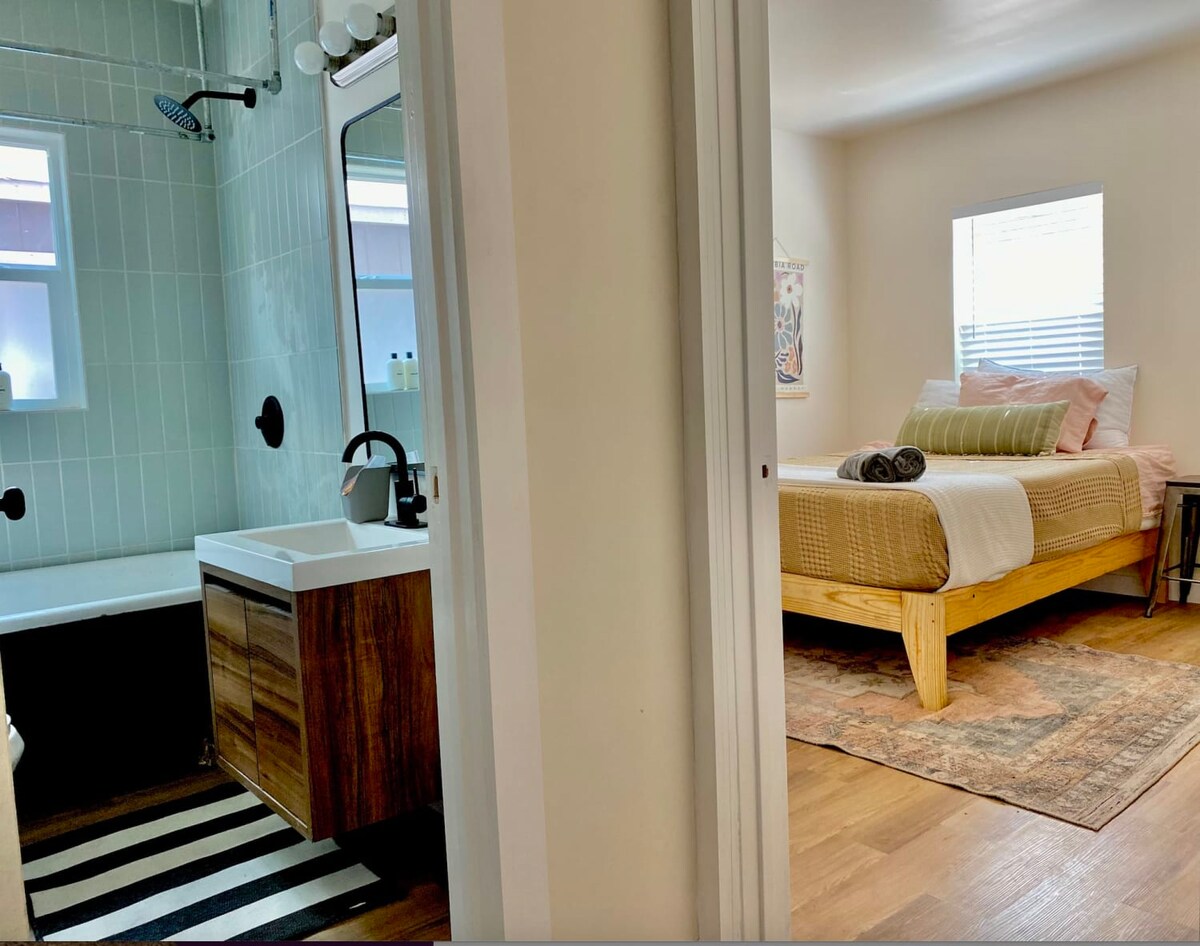 Pink Bungalow | Ideal Location | East Austin Stay