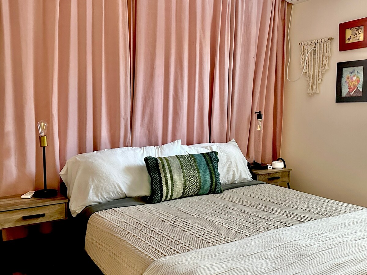 Pink Bungalow | Ideal Location | East Austin Stay