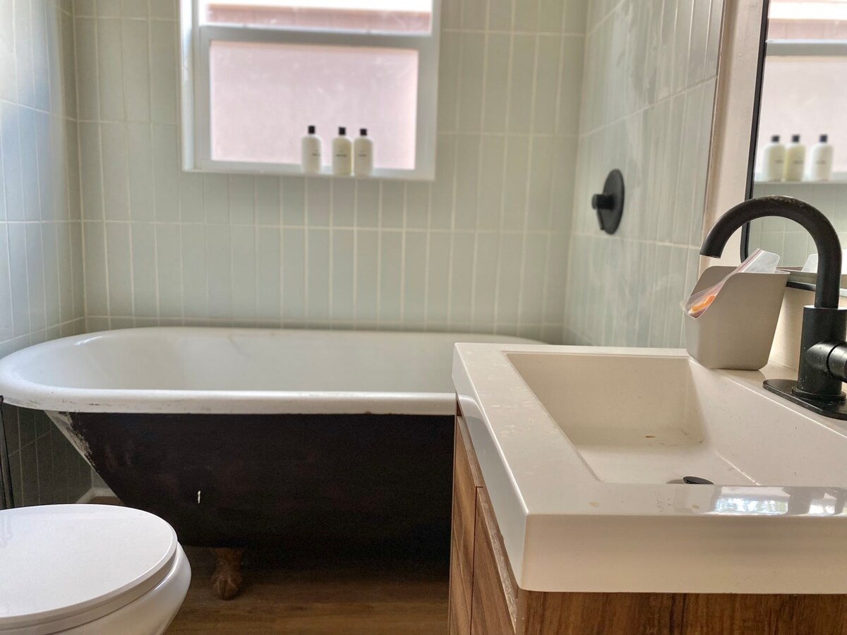 Pink Bungalow | Ideal Location | East Austin Stay