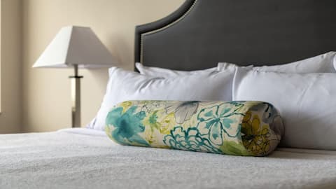 Top Airbnb: 23rd FL Bold CozySuites w/pool, gym in City Center District