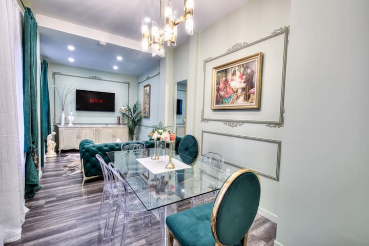 Royal Luxury & Splendor | rue Saint Denis Downtown gallery image 3