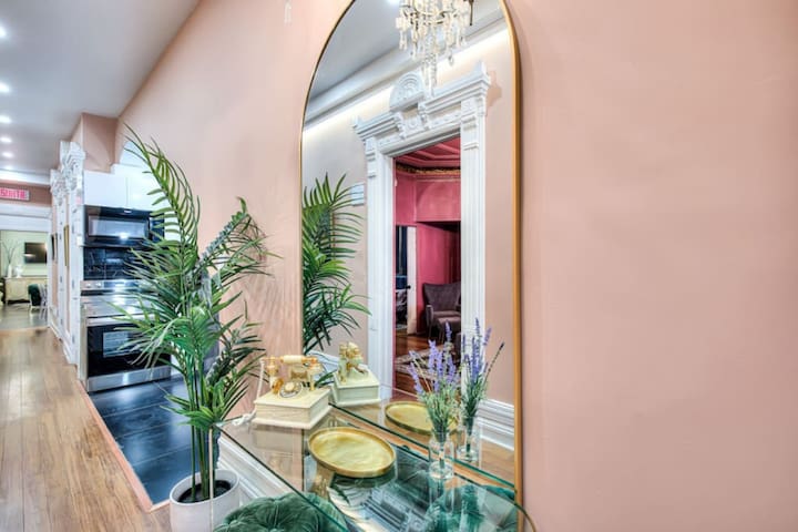 Royal Luxury & Splendor | rue Saint Denis Downtown gallery image 4