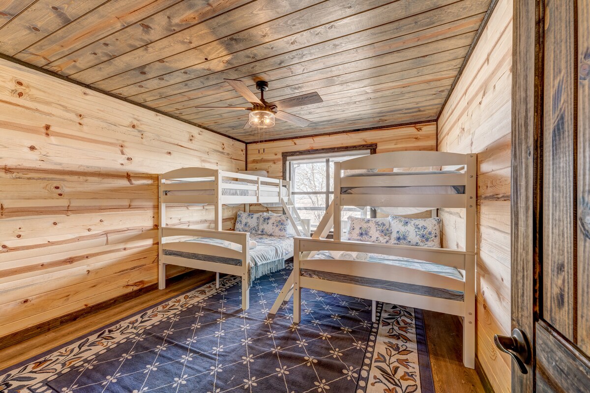 Chumba cha kulala cha watu watano kinaweza kulala hadi watu sita na kina vitanda 2 vya ghorofa.